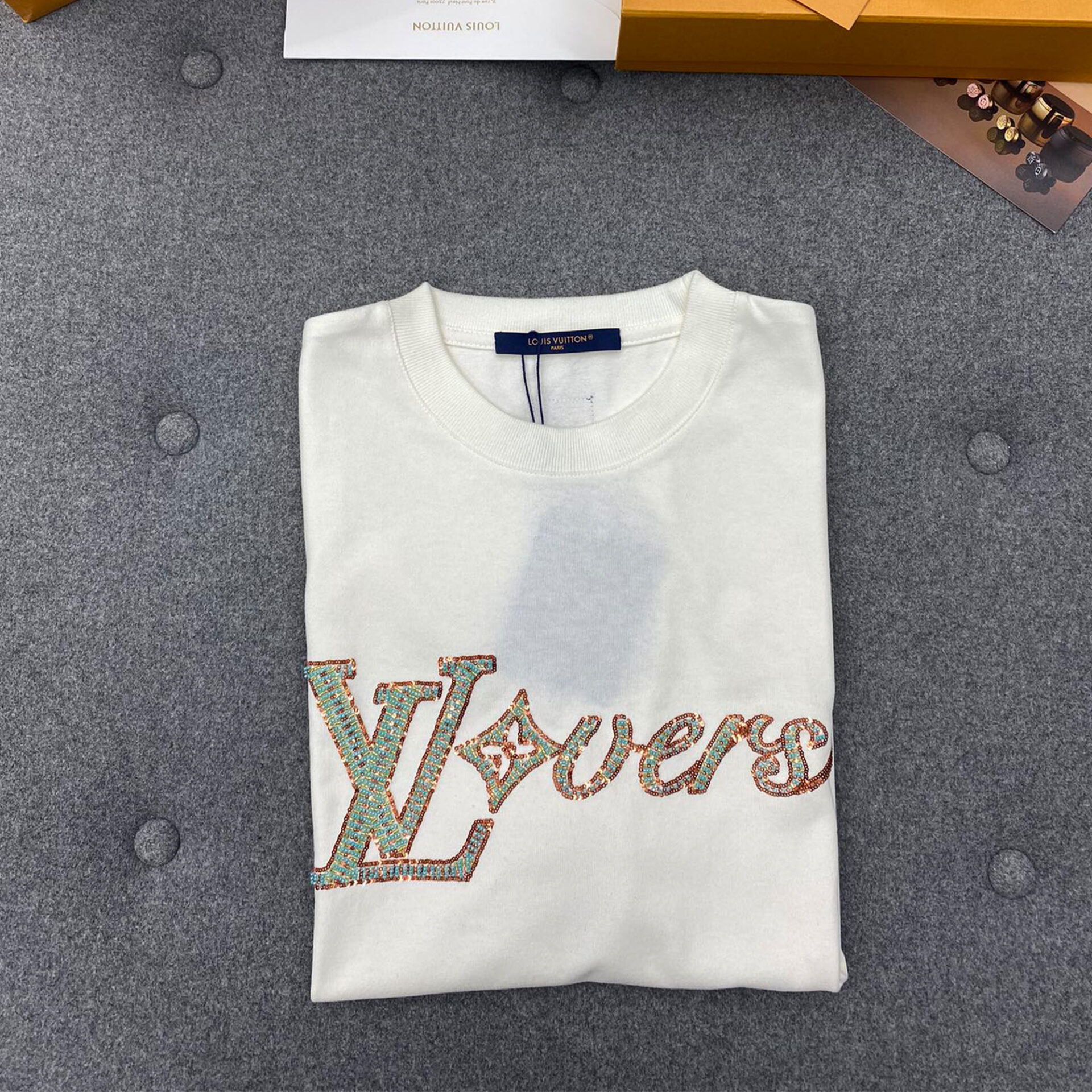 루이비통 비즈 시퀸 LV러버스 시그니처 오가닉 코튼 레귤러핏 반팔 티셔츠