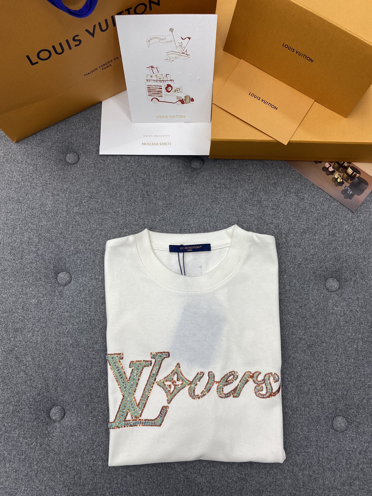 루이비통 비즈 시퀸 LV러버스 시그니처 오가닉 코튼 레귤러핏 반팔 티셔츠