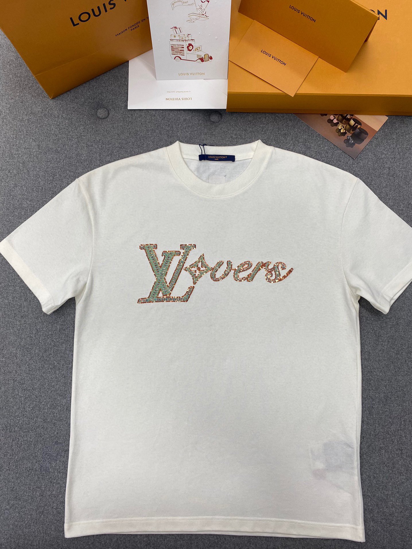 루이비통 비즈 시퀸 LV러버스 시그니처 오가닉 코튼 레귤러핏 반팔 티셔츠