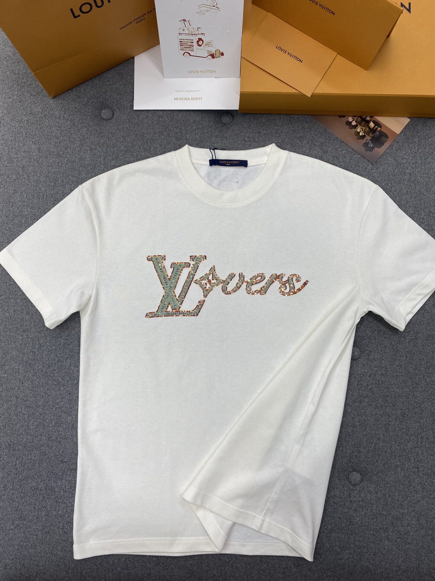 루이비통 비즈 시퀸 LV러버스 시그니처 오가닉 코튼 레귤러핏 반팔 티셔츠