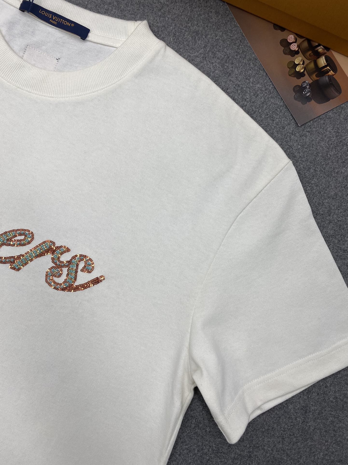 루이비통 비즈 시퀸 LV러버스 시그니처 오가닉 코튼 레귤러핏 반팔 티셔츠