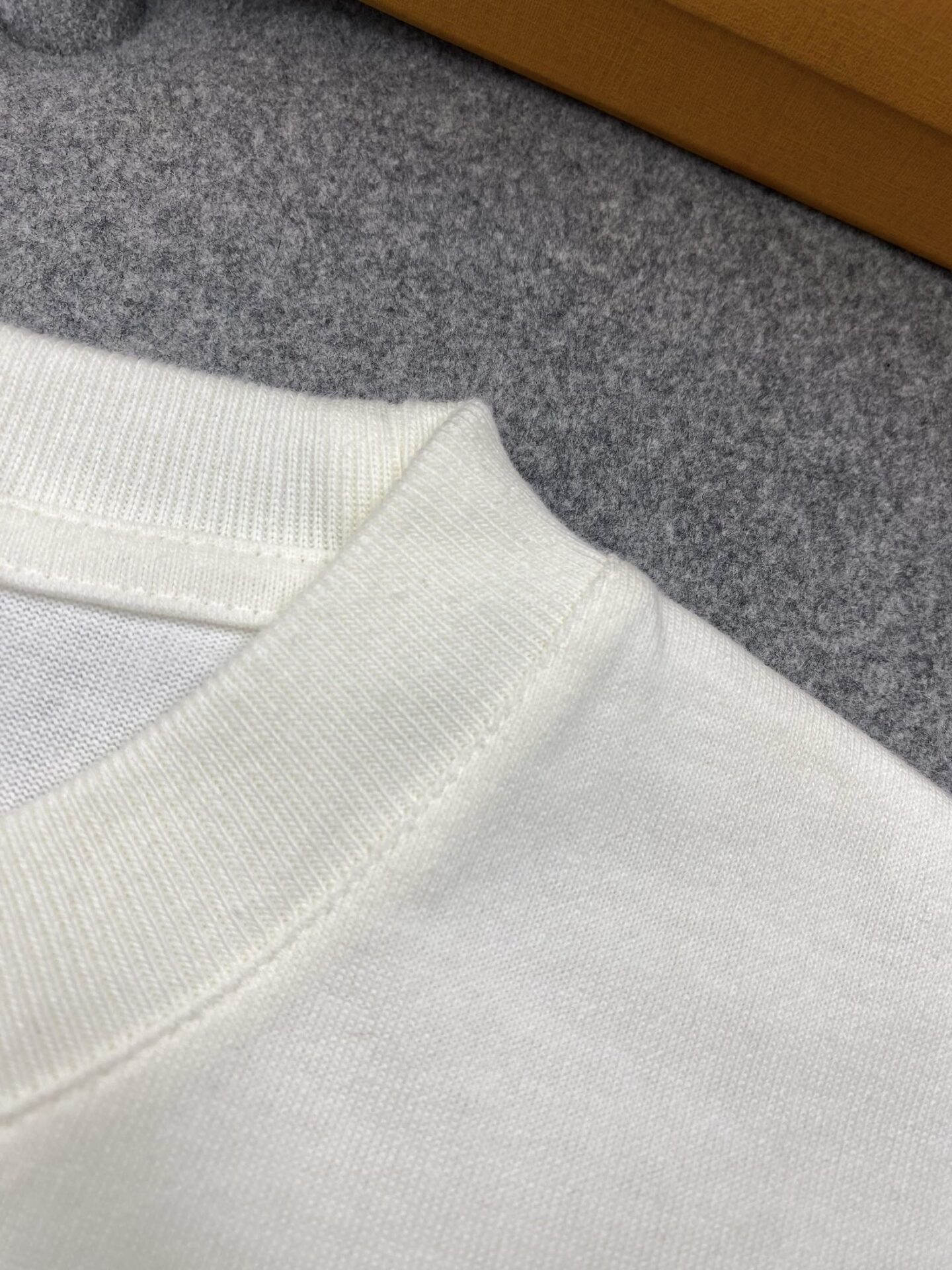 루이비통 비즈 시퀸 LV러버스 시그니처 오가닉 코튼 레귤러핏 반팔 티셔츠