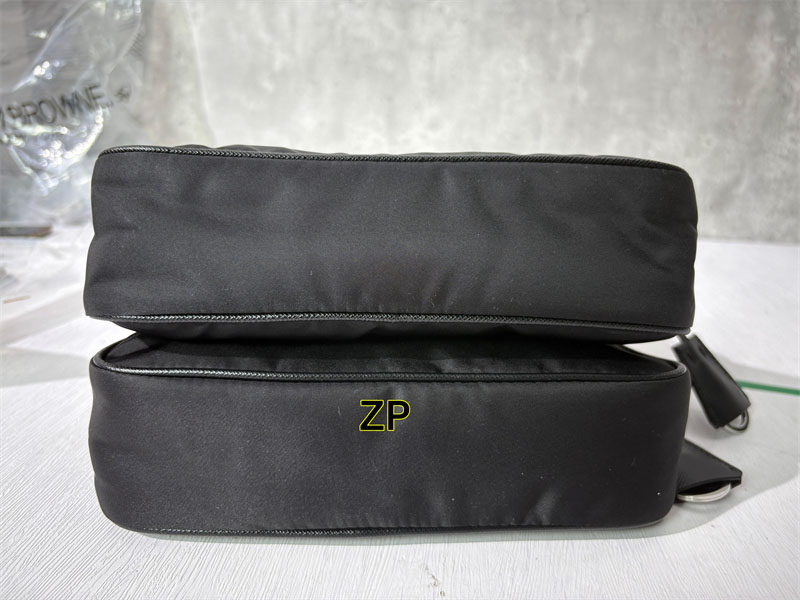 프라다 리에디션 사피아노 리나일론 호보백 1NE204