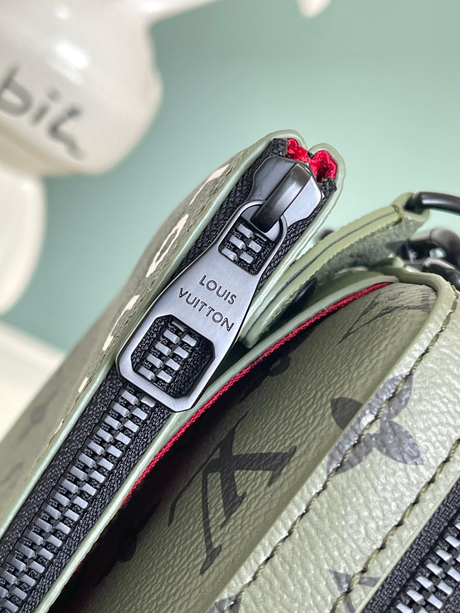 Louis Vuitton Trio Messenger Guitar