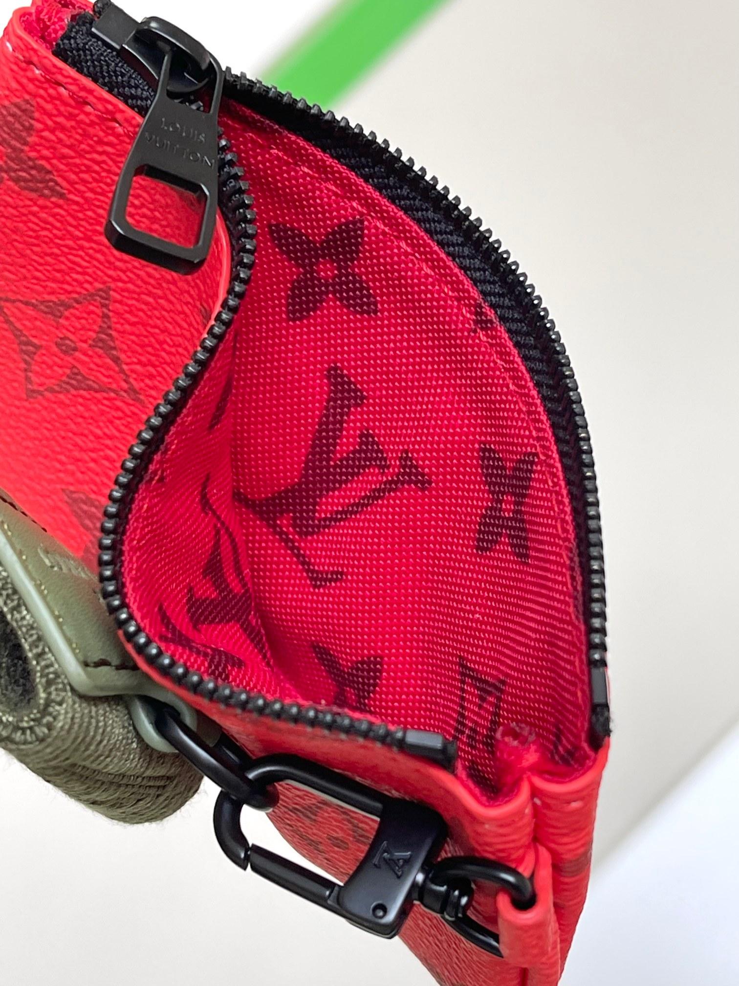 Louis Vuitton Trio Messenger Guitar