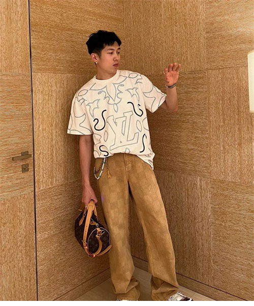 루이비통 엠브로이더드 LV로고 프린팅 반팔 티셔츠