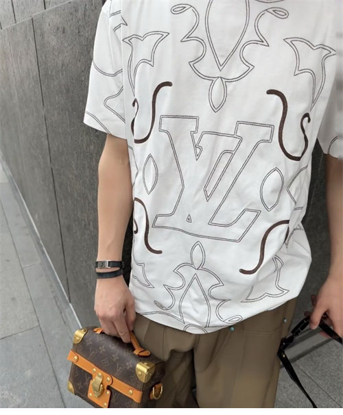 루이비통 엠브로이더드 LV로고 프린팅 반팔 티셔츠