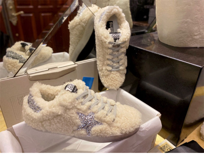 골든구스 슈퍼스타 시어링 패널 글리터 스니커즈