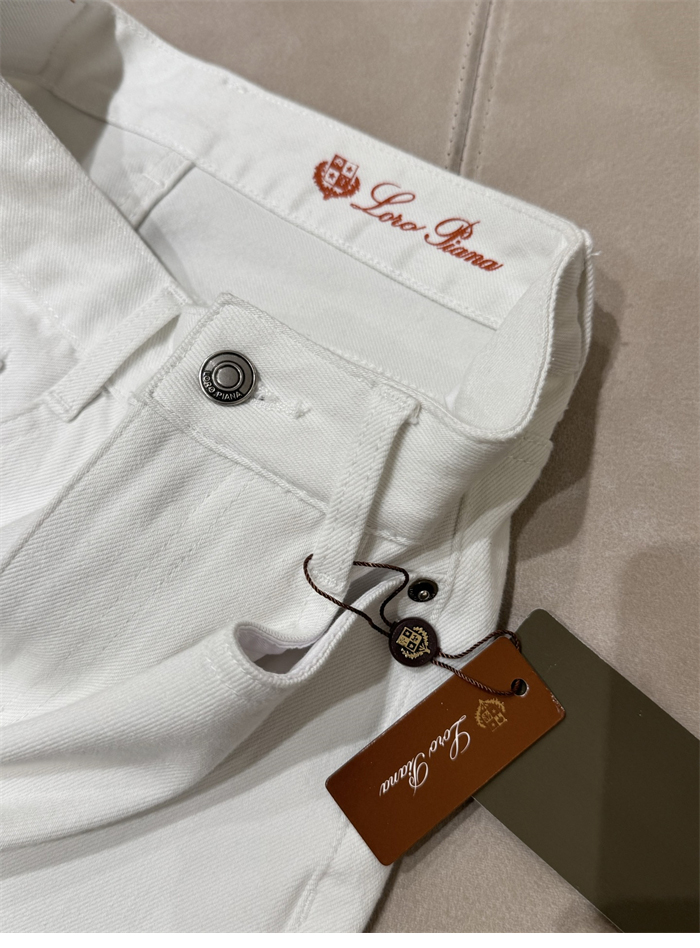 로로피아나 화이트 데님 배기 팬츠