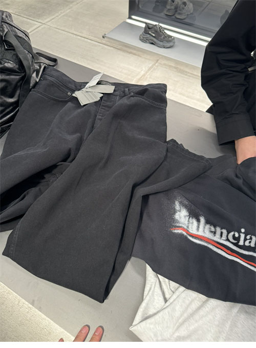 발렌시아가 24FW 배기 팬츠