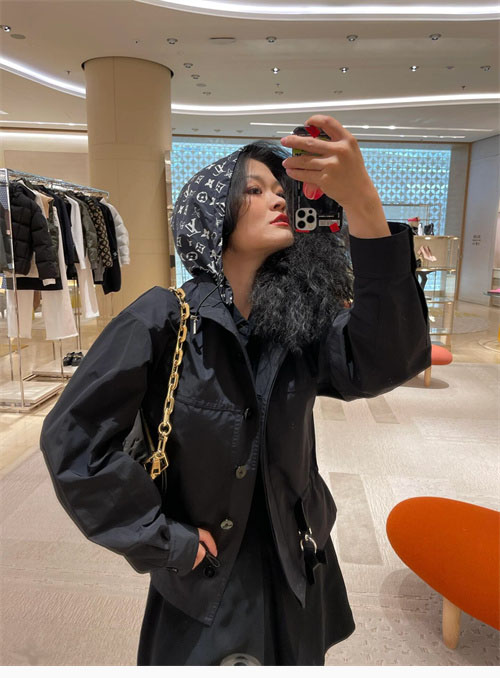 루이비통 숏 후드 파카 블랙