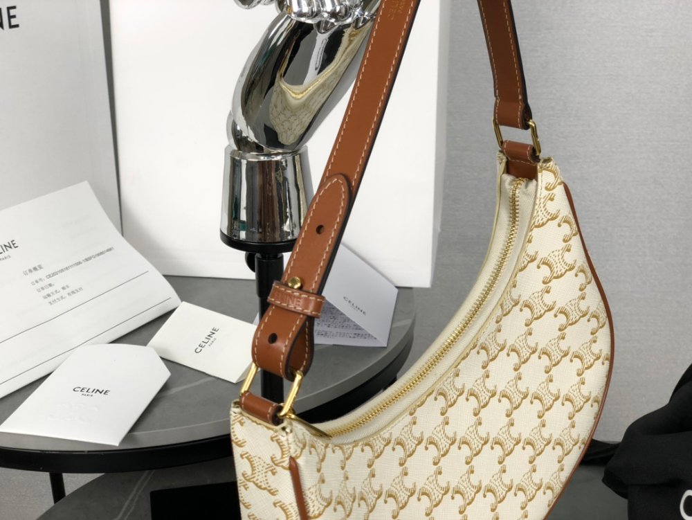 셀린느 아바 Ava Bag in Triomphe Canvas and Calfskin