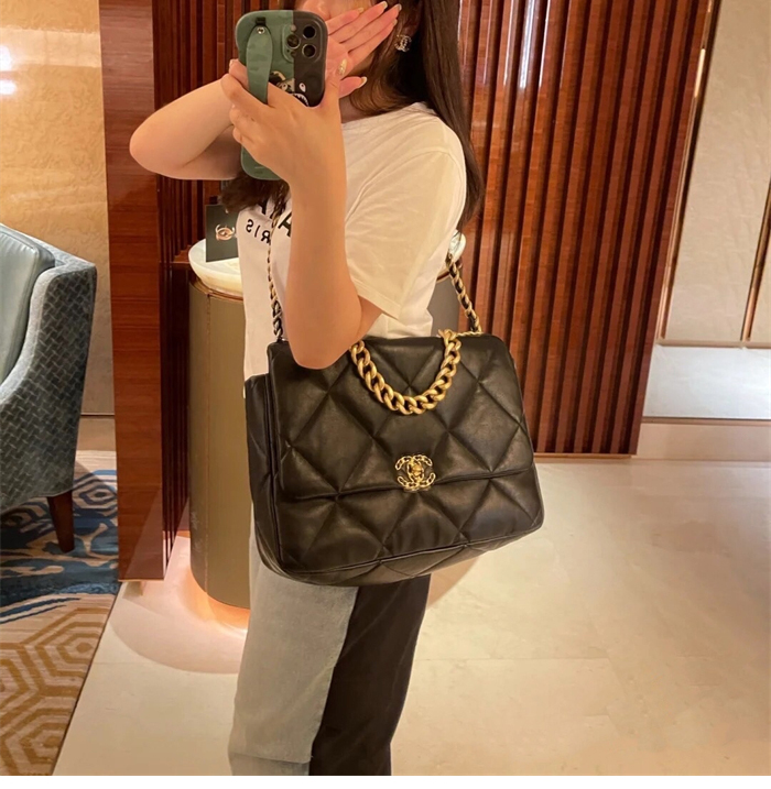 샤넬 19 플랩백 맥시 블랙 골드메탈