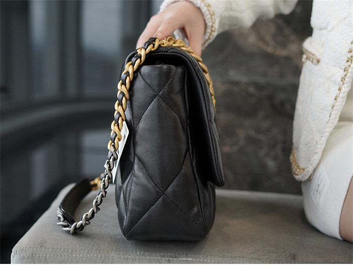 샤넬 19 플랩백 맥시 블랙 골드메탈