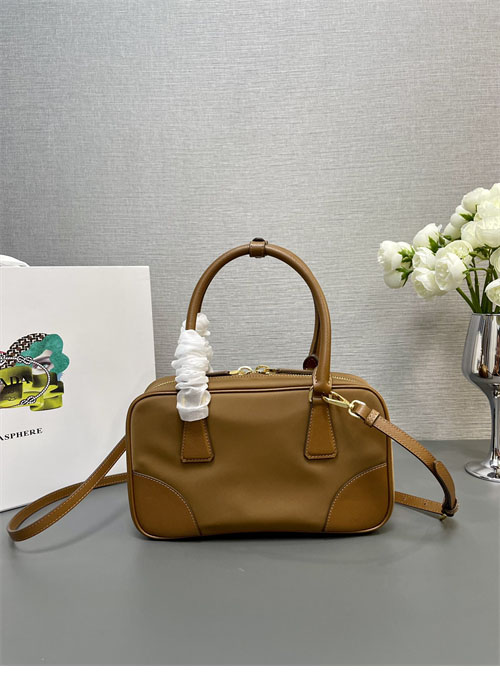 프라다 리에디션 1978 사피아노 리나일론 스몰 투 핸들백