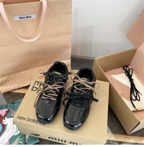 뉴발란스 x 미우미우 530 SL 스니커즈