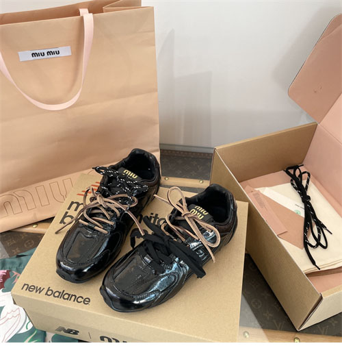 뉴발란스 x 미우미우 530 SL 스니커즈
