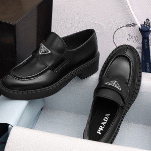 프라다 초콜릿 브러시드 레더 로퍼