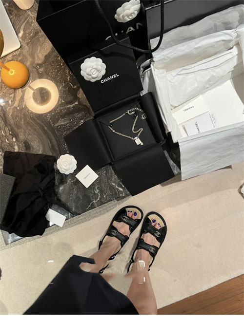 샤넬 22a CC 로고 벨크로 샌들