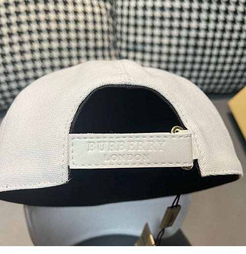 버버리 TB 모노그램 볼캡
