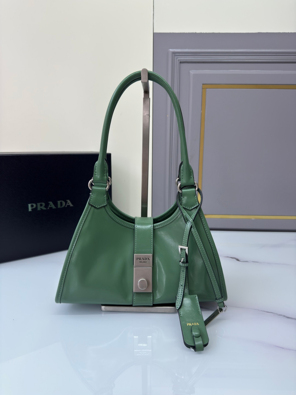 프라다 Leather Tote