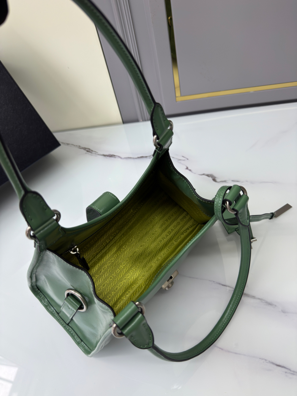 프라다 Leather Tote