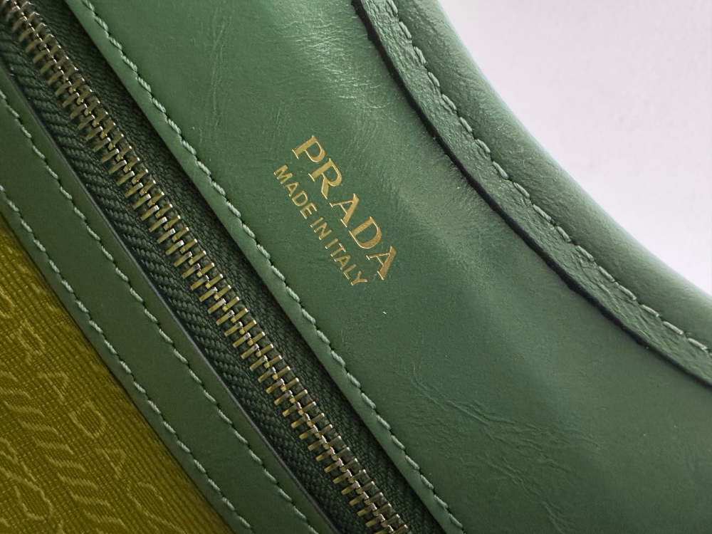 프라다 Leather Tote