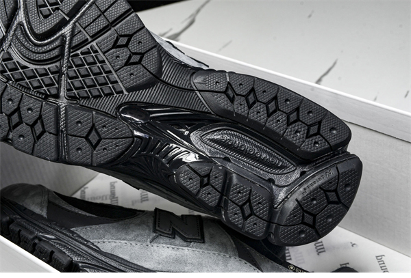 뉴발란스 2002R JJJ자운드 고어텍스 스니커즈