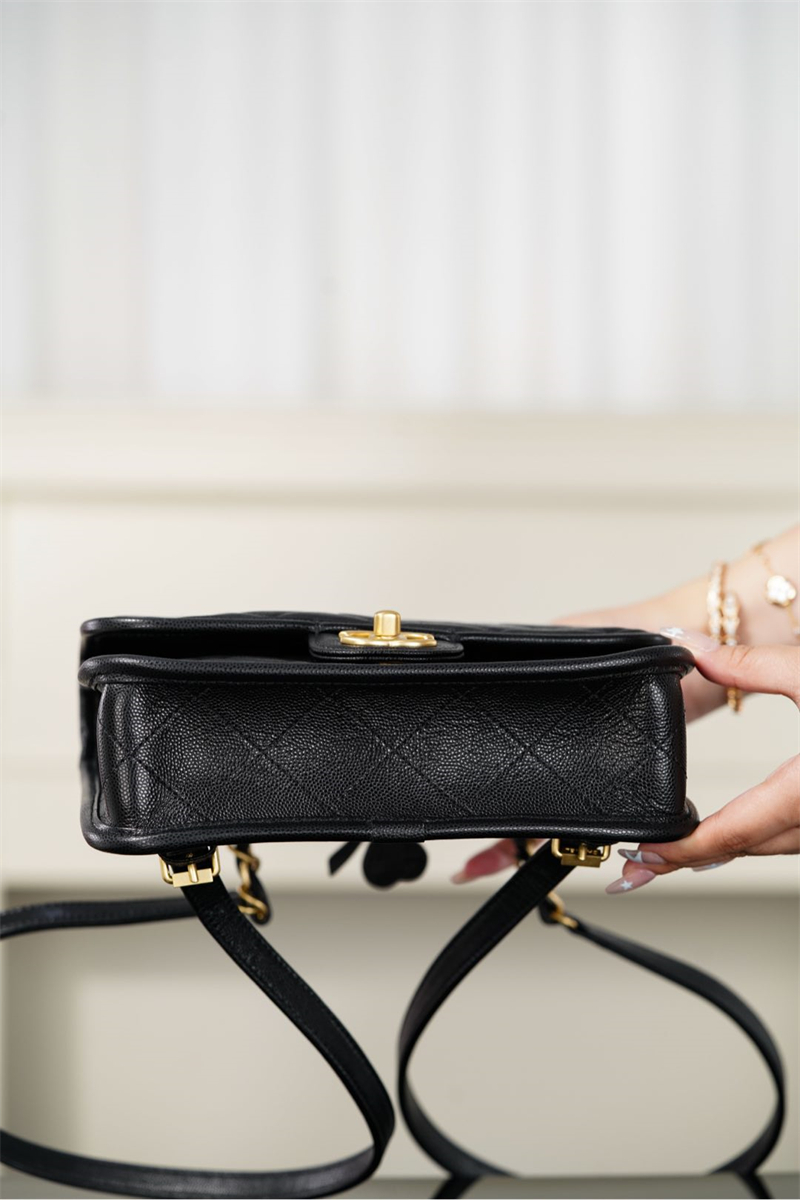 샤넬 클로버 백팩 골드 메탈 블랙 캐비어