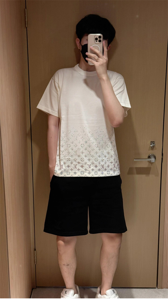 루이비통 라인스톤 크리스탈 모노그램 그라디언트 엠벨리시드 반팔 티셔츠