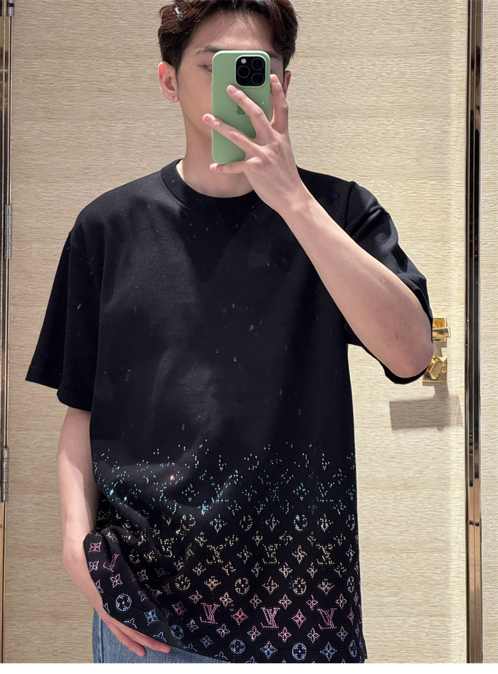 루이비통 라인스톤 크리스탈 모노그램 그라디언트 엠벨리시드 반팔 티셔츠