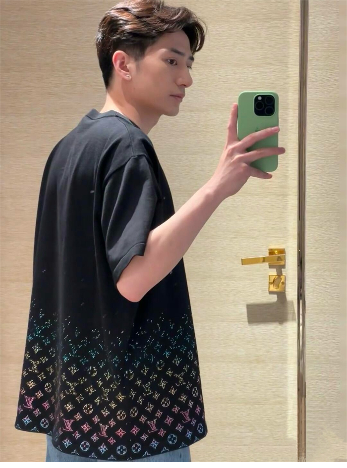 루이비통 라인스톤 크리스탈 모노그램 그라디언트 엠벨리시드 반팔 티셔츠