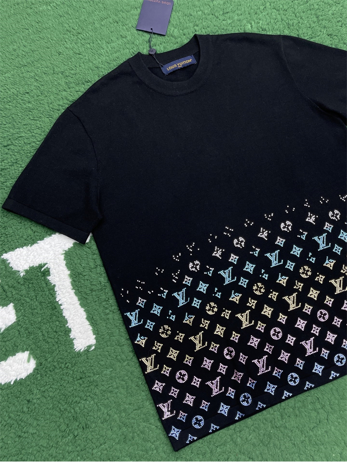 루이비통 라인스톤 크리스탈 모노그램 그라디언트 엠벨리시드 반팔 티셔츠