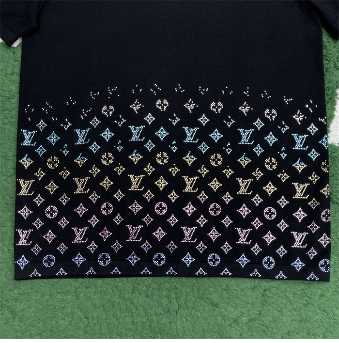 루이비통 라인스톤 크리스탈 모노그램 그라디언트 엠벨리시드 반팔 티셔츠