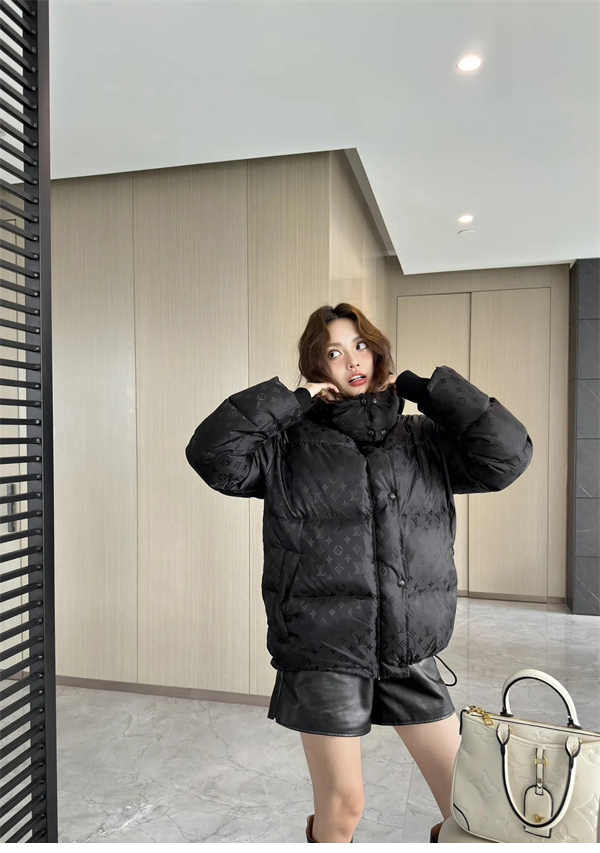 루이비통 24FW 모노그램 푸퍼 자켓
