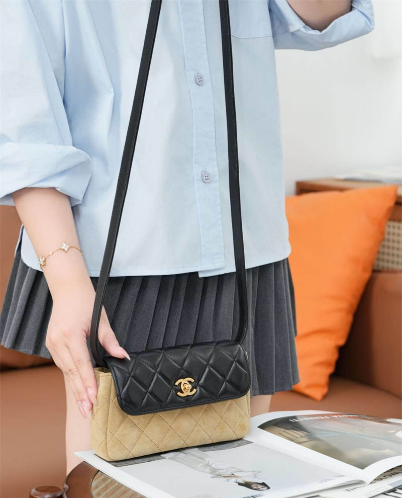 샤넬 스웨이드 보댕-주아유 램스킨 플랩백