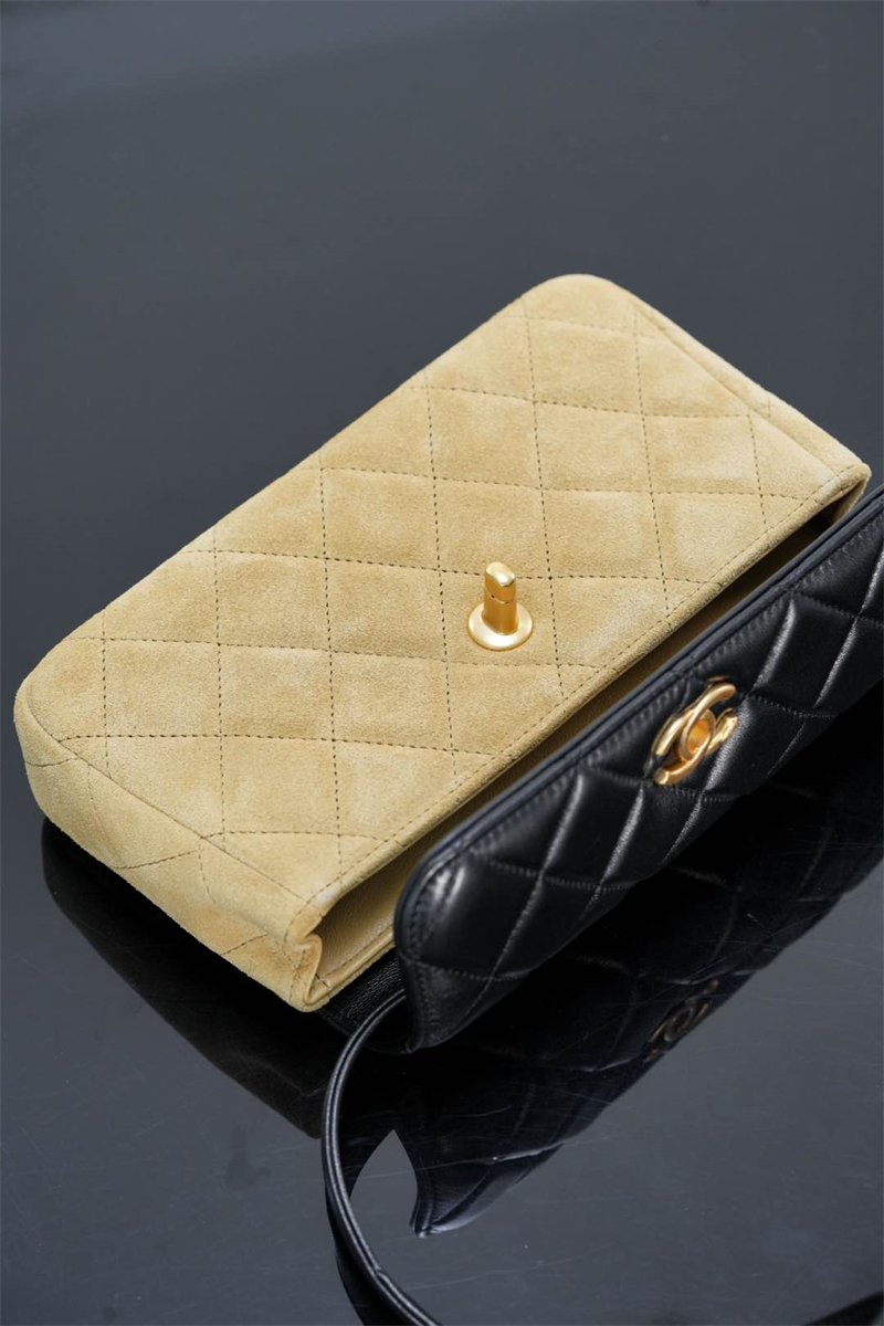 샤넬 스웨이드 보댕-주아유 램스킨 플랩백