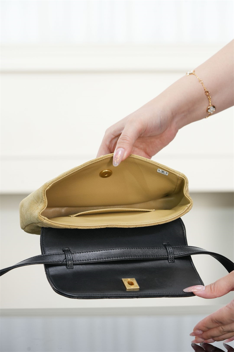 샤넬 스웨이드 보댕-주아유 램스킨 플랩백