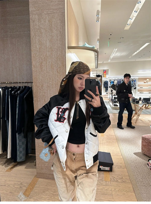 루이비통 24FW 바이컬러 새틴 봄버 자켓 1AFWK6