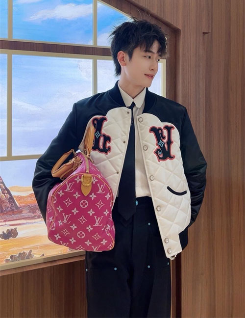 루이비통 24FW 바이컬러 새틴 봄버 자켓 1AFWK6