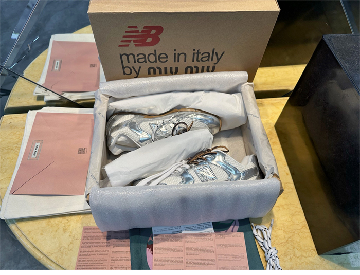 뉴발란스 x 미우미우 530 SL 메탈릭 가죽 메쉬 스니커즈