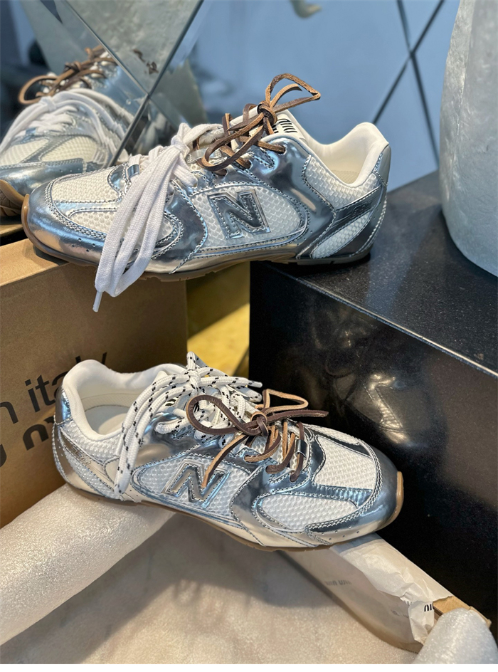 뉴발란스 x 미우미우 530 SL 메탈릭 가죽 메쉬 스니커즈