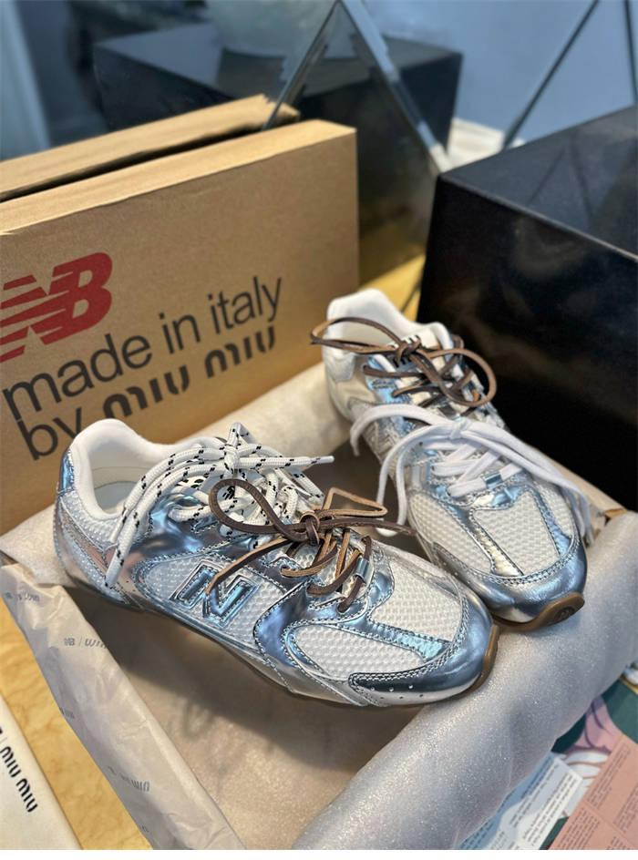 뉴발란스 x 미우미우 530 SL 메탈릭 가죽 메쉬 스니커즈