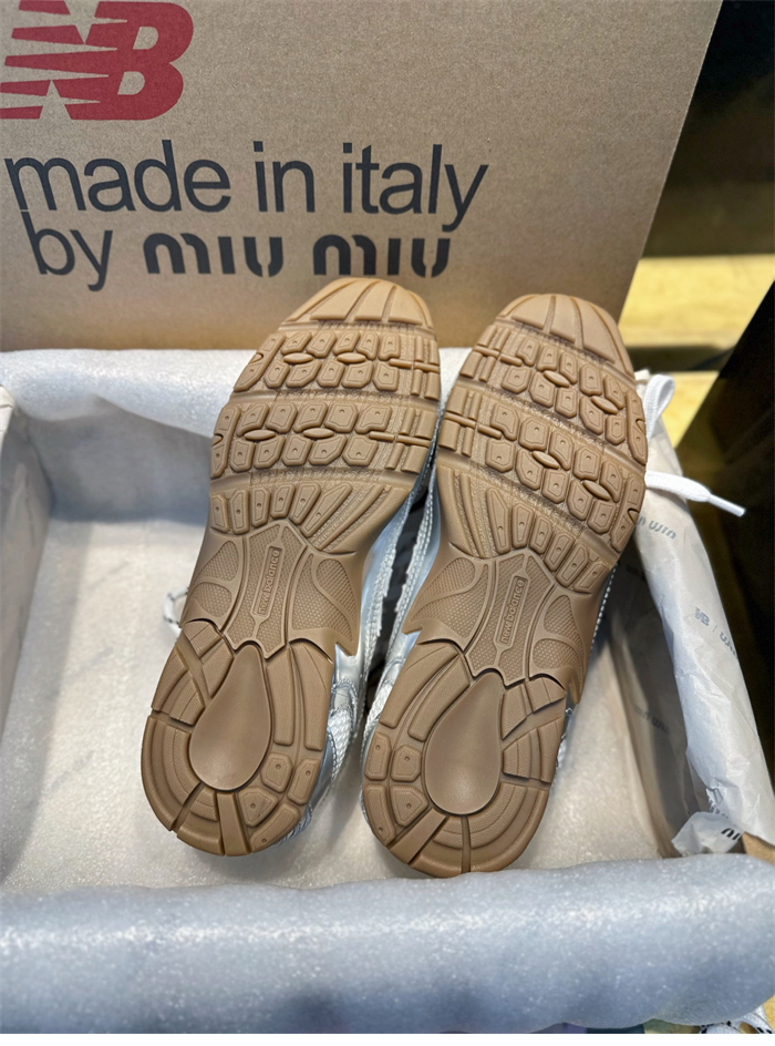 뉴발란스 x 미우미우 530 SL 메탈릭 가죽 메쉬 스니커즈