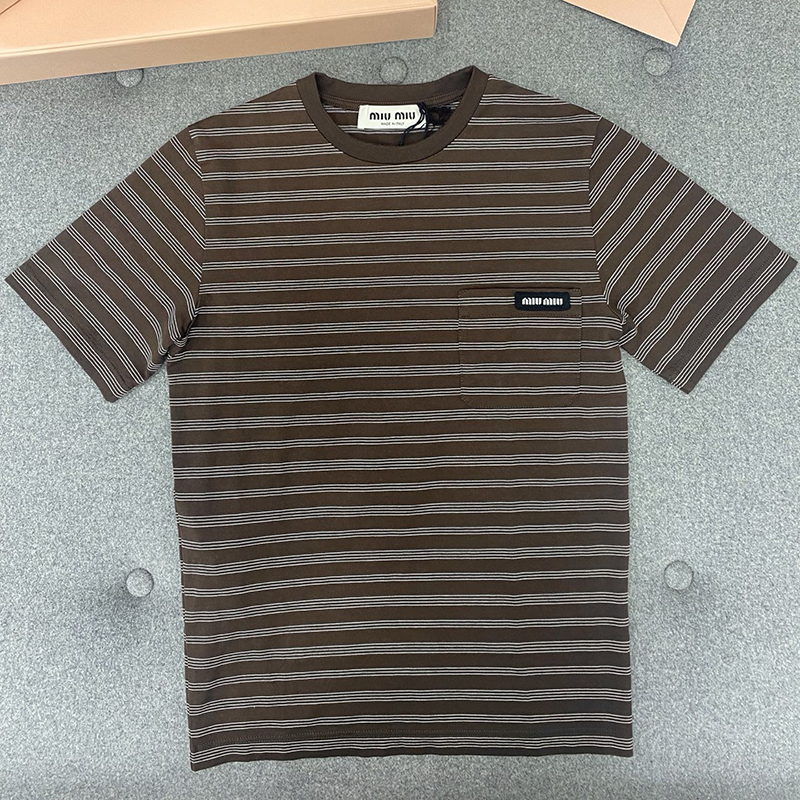 미우미우 스트라이프 로고 패치 슬림핏 반팔 티셔츠