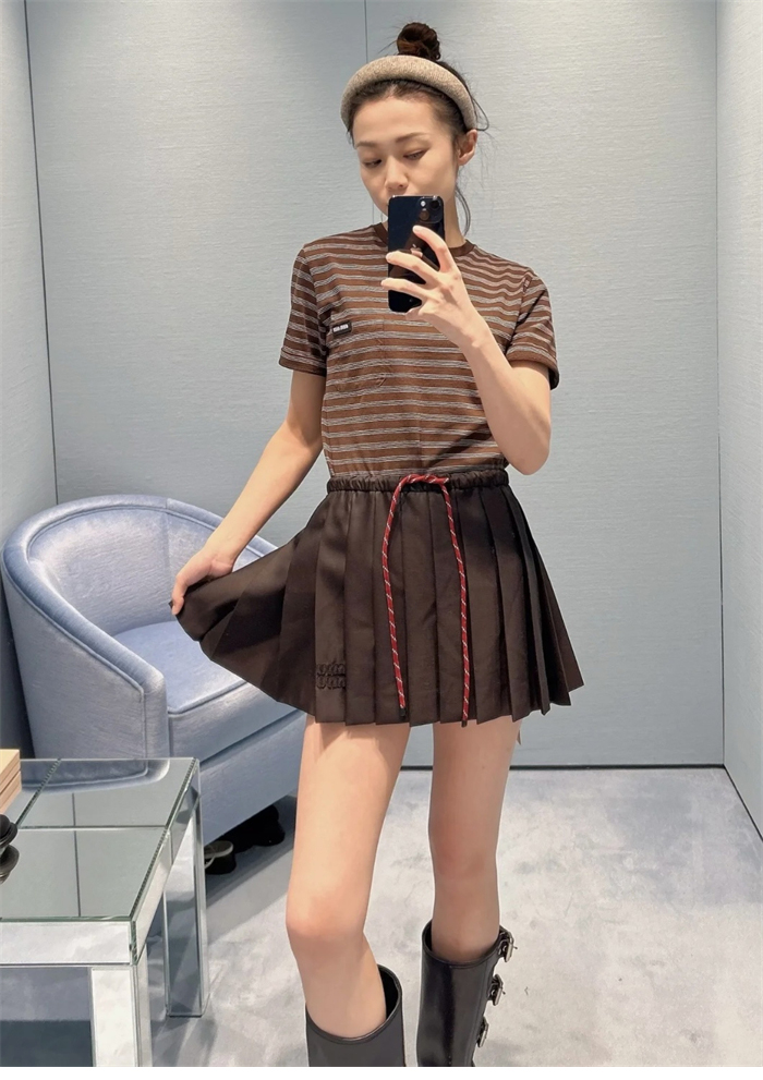 미우미우 스트라이프 로고 패치 슬림핏 반팔 티셔츠