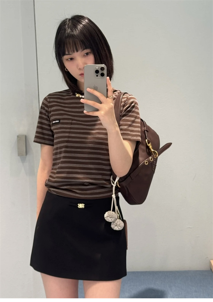 미우미우 스트라이프 로고 패치 슬림핏 반팔 티셔츠