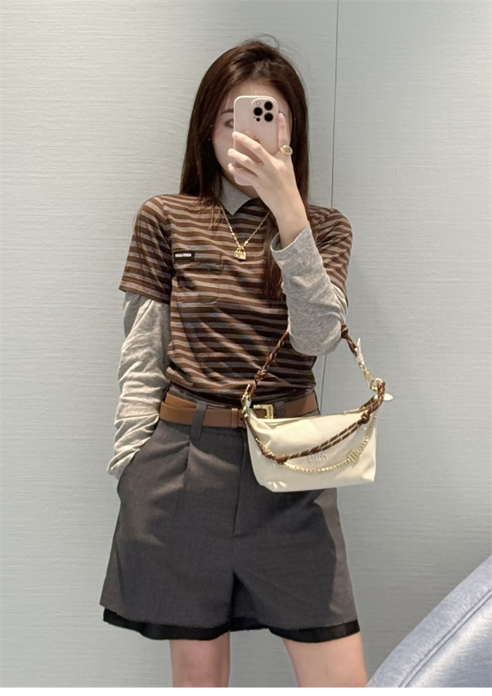 미우미우 스트라이프 로고 패치 슬림핏 반팔 티셔츠