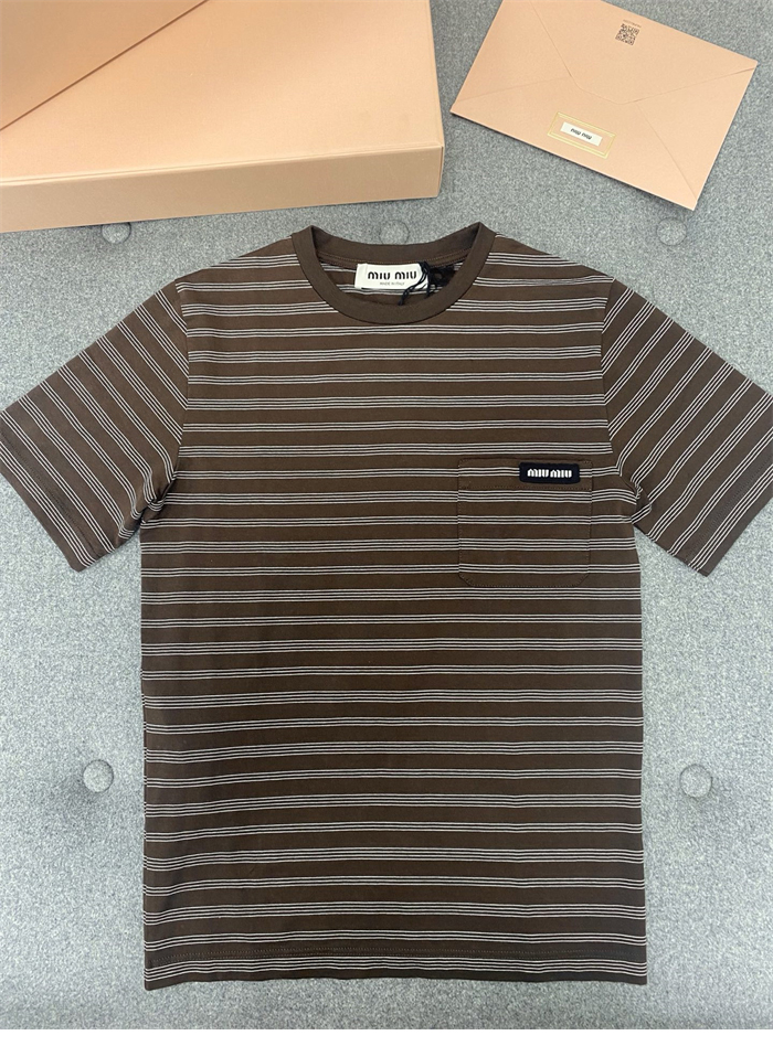 미우미우 스트라이프 로고 패치 슬림핏 반팔 티셔츠
