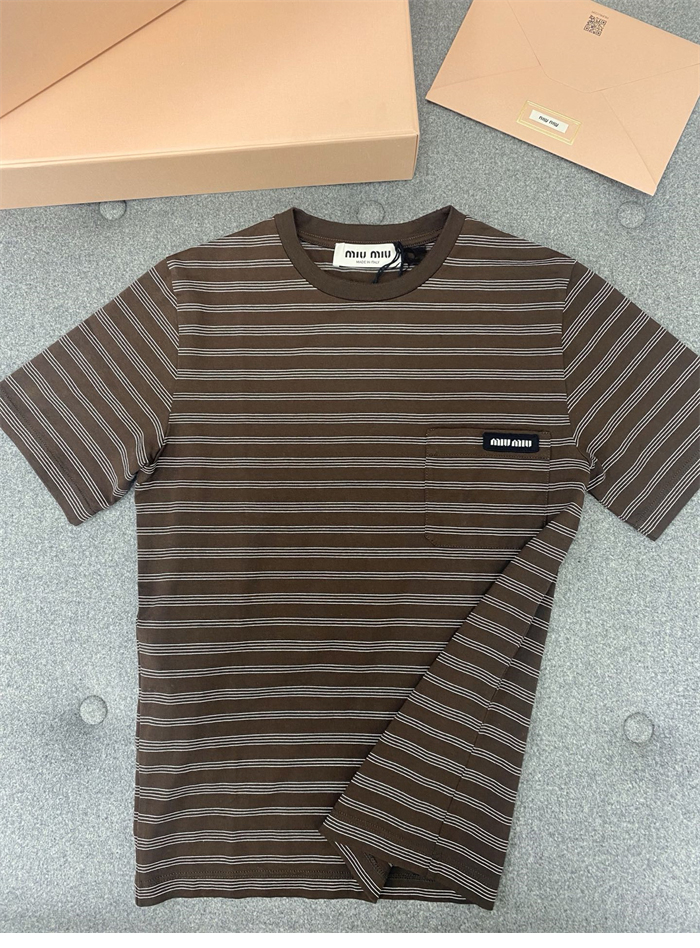 미우미우 스트라이프 로고 패치 슬림핏 반팔 티셔츠